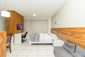 ein Hotelzimmer mit Bett und Schreibtisch in der Unterkunft Fusion Hotel em Brasília 09954 in Brasilia