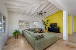 ein Wohnzimmer mit Sofa und Fernseher in der Unterkunft Bliss Bonaire by Boutique Bonaire Unique Resorts in Kralendijk