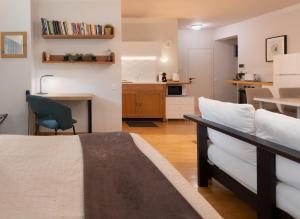 A bed or beds in a room at Bright, Cosy Studio close to Glyfada Beach & Center