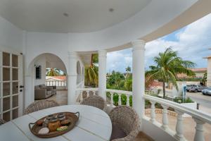 einen Balkon mit einem Tisch und Stühlen sowie Straßenblick in der Unterkunft Bliss Bonaire by Boutique Bonaire Unique Resorts in Kralendijk