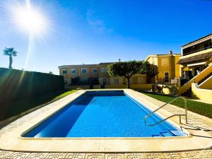 Bazén v ubytovaní Casa de amigos Lomas Del Golf, Orihuela Costa alebo v jeho blízkosti