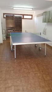 eine Tischtennisplatte in der Mitte eines Zimmers in der Unterkunft Casa grande en Mar del Plata, cochera, parrilla, parque, TV con wifii. IMPECABLE in Mar del Plata