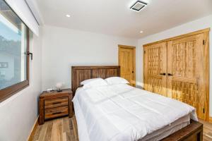 A bed or beds in a room at Paradise Reef Villas