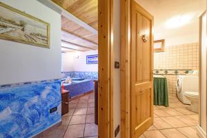 RemondeyにあるMaison Chatelardのトイレと浴槽付きのバスルーム
