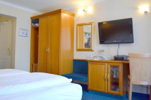 TV a/nebo společenská místnost v ubytování Hotel Ochsen Stuttgart