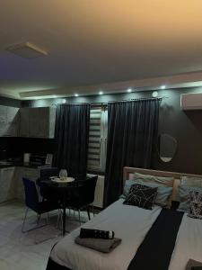 A bed or beds in a room at Beta House Apartments