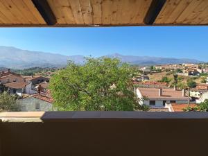 En generel udsigt til bjerge eller udsigt til bjerge taget fra lejligheden + 10 billeder