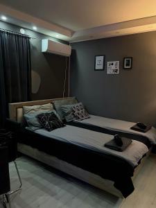 A bed or beds in a room at Beta House Apartments