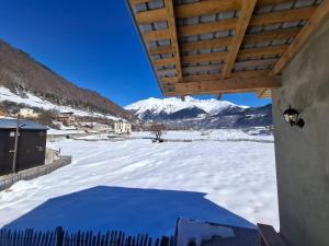 Vista generica sulle montagne o vista sulle montagne dall'interno del lodge
