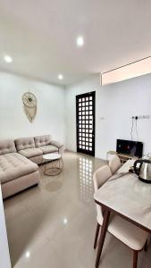 una sala de estar con un sofá y una mesa en SERENA Villa, en Batu
