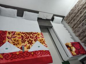 Postel nebo postele na pokoji v ubytování Hotel Shri Sai Darshan