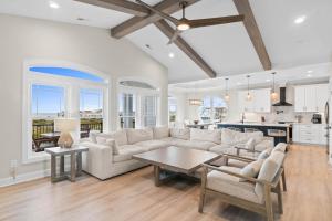 Posezení v ubytování Spacious 5-Bedroom Home in Ocean Isle Beach - Perfect for Family Getaways!