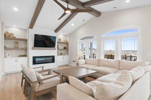 TV a/nebo společenská místnost v ubytování Spacious 5-Bedroom Home in Ocean Isle Beach - Perfect for Family Getaways!