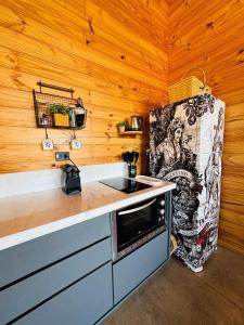 cocina con encimera, fregadero y fogones en Casa na Montanha em Sapucaí Mirim-MG, en Santa Luísa de Baixo