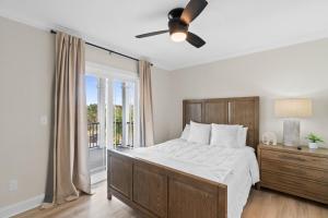 Postel nebo postele na pokoji v ubytování Spacious 5-Bedroom Home in Ocean Isle Beach - Perfect for Family Getaways! + 61 fotografií