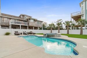 Bazén v ubytování Spacious 5-Bedroom Home in Ocean Isle Beach - Perfect for Family Getaways! nebo v jeho okolí
