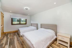 A bed or beds in a room at Paradise Reef Villas