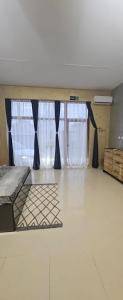 Habitación con 1 cama y 2 ventanas grandes. en Ново! New Studio PANDORA, en Sliven