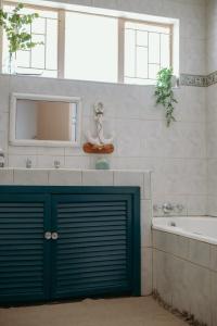 Ένα μπάνιο στο Sunset Inn - Spacious House in Harties +44 φωτογραφίες