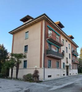 ein großes Gebäude mit Balkonen an der Seite in der Unterkunft CASA PAOLA - Stazione 400 Mt - free Wifi in Arcore + 22 Fotos