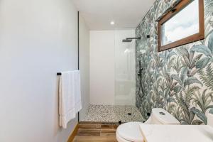 A bathroom at Paradise Reef Villas