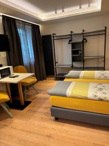 A bed or beds in a room at Hotel Piccolo Mondo
