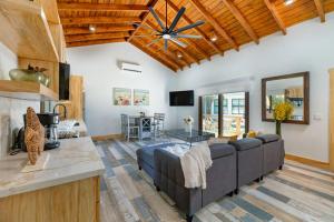 A television and/or entertainment centre at Paradise Reef Villas