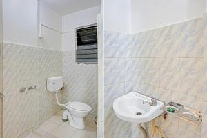Koupelna v ubytování Hotel O Aru Sai