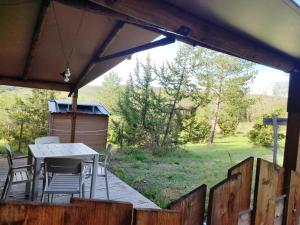 Camping des vignes外面的花园