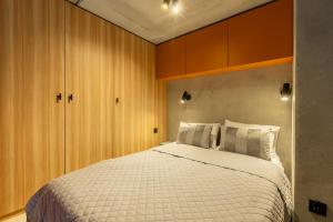 Una cama o camas en una habitación de Homewell Orange Soft Lofts