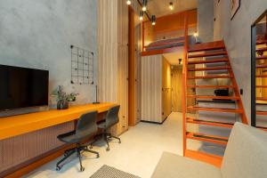 Una televisión o centro de entretenimiento en Homewell Orange Soft Lofts