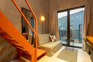 Un lugar para sentarse en Homewell Orange Soft Lofts