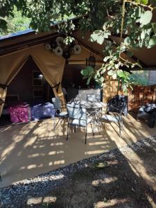 Camping des vignes外面的花园
