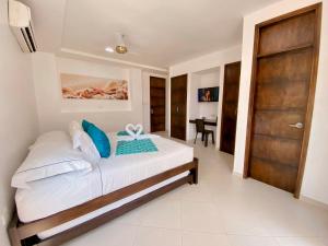 a bedroom with a bed with a wooden door at Hotel Playa Blanca - San Antero in San Antero +6 photos