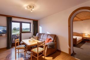 A seating area at Appartement Erler