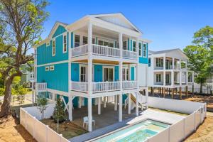 ein Bild eines Hauses mit Pool in der Unterkunft NEW Orchards Ocean in Oak Island, Custom home with private heated pool in Oak Island