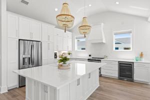 Küche/Küchenzeile in der Unterkunft NEW Orchards Ocean in Oak Island, Custom home with private heated pool