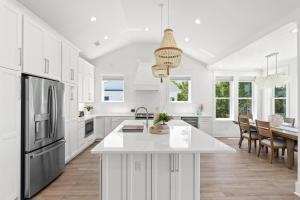 Küche/Küchenzeile in der Unterkunft NEW Orchards Ocean in Oak Island, Custom home with private heated pool