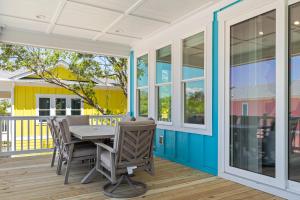 Ein Balkon oder eine Terrasse in der Unterkunft NEW Orchards Ocean in Oak Island, Custom home with private heated pool