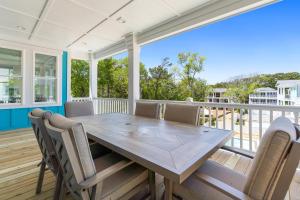 Ein Balkon oder eine Terrasse in der Unterkunft NEW Orchards Ocean in Oak Island, Custom home with private heated pool