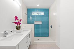 Ein Badezimmer in der Unterkunft NEW Orchards Ocean in Oak Island, Custom home with private heated pool
