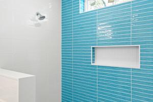 Ein Badezimmer in der Unterkunft NEW Orchards Ocean in Oak Island, Custom home with private heated pool