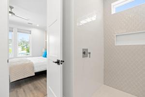 Ein Bett oder Betten in einem Zimmer der Unterkunft NEW Orchards Ocean in Oak Island, Custom home with private heated pool