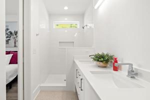 Ein Badezimmer in der Unterkunft NEW Orchards Ocean in Oak Island, Custom home with private heated pool