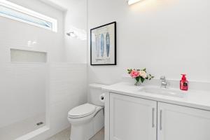 Ein Badezimmer in der Unterkunft NEW Orchards Ocean in Oak Island, Custom home with private heated pool