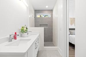 ein weißes Badezimmer mit Waschbecken und Dusche in der Unterkunft NEW Orchards Ocean in Oak Island, Custom home with private heated pool in Oak Island + 37 Fotos