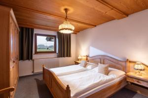 A bed or beds in a room at Appartement Erler
