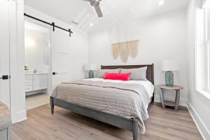Ein Bett oder Betten in einem Zimmer der Unterkunft NEW Orchards Ocean in Oak Island, Custom home with private heated pool