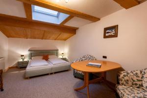 A bed or beds in a room at Appartement Erler