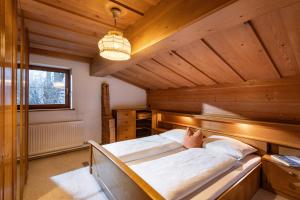 A bed or beds in a room at Appartement Erler